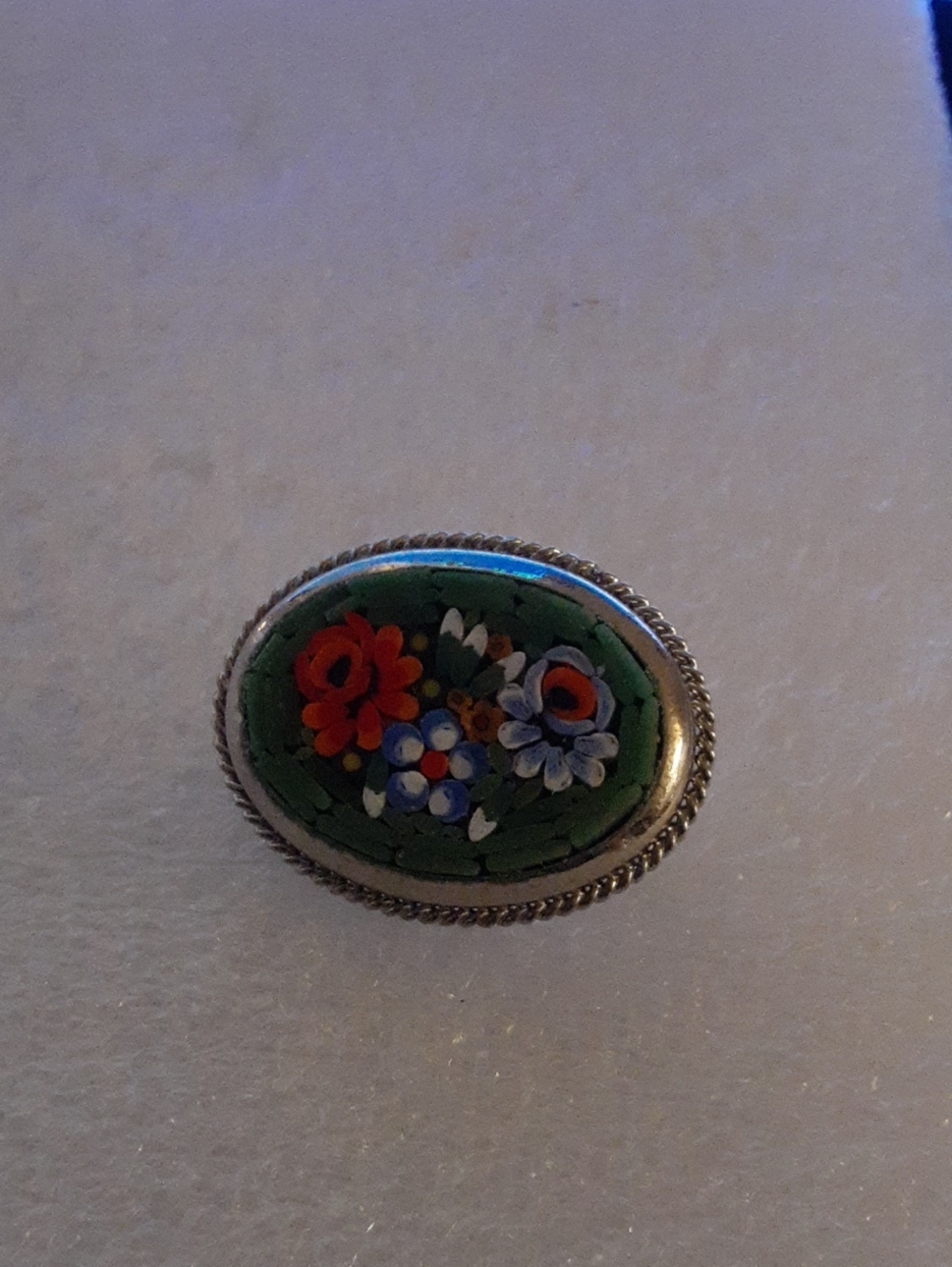 Handcrafted Floral Micro-Mosaic Oval Pin in Green - Picture 2 of 4